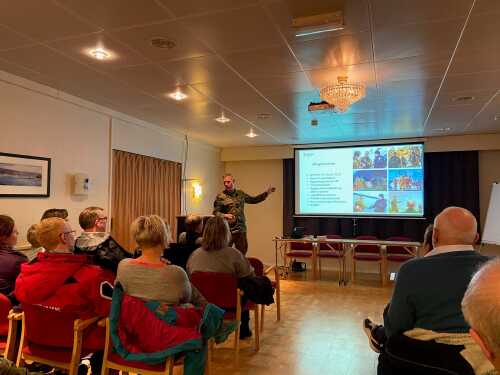 Informasjonsmøte i Bjerkvik, mennesker i konferanserom