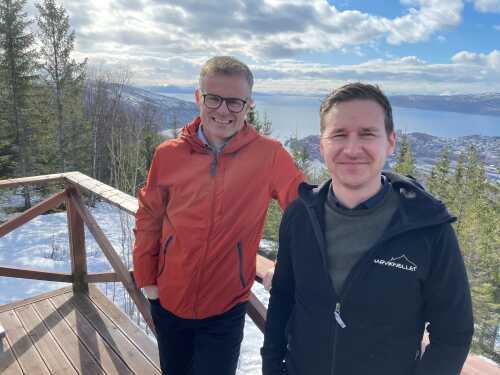 UTLEIE-HYTTER: Jim Ove Johansen og Ragnar Norum, fra Narvikfjellet og eier Forte Narvik, har bestilt