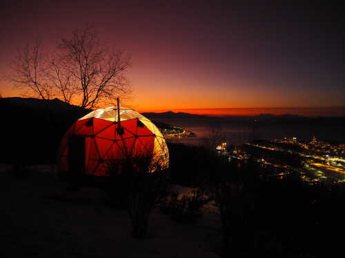 Bildet viser en Arctic Dome i solnedgang over Narvik