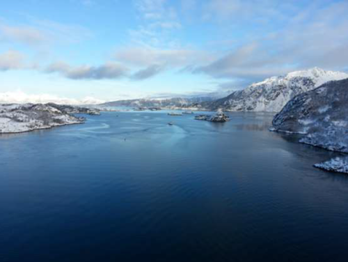 Illustrasjonsbilde fjord og fjell - vinter