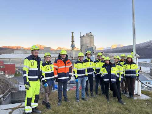 Futurum foran sementfabrikken Norcem Kjøpsvik.