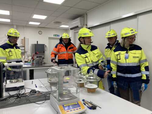 Omvisning i fabrikkens laboratorium.