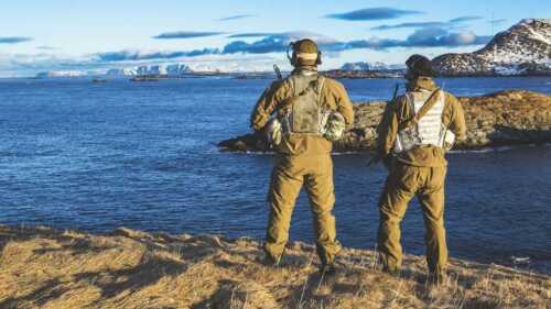 Illustrasjonsbilde - forsvarsmenn ser på utsikten utover fjorden