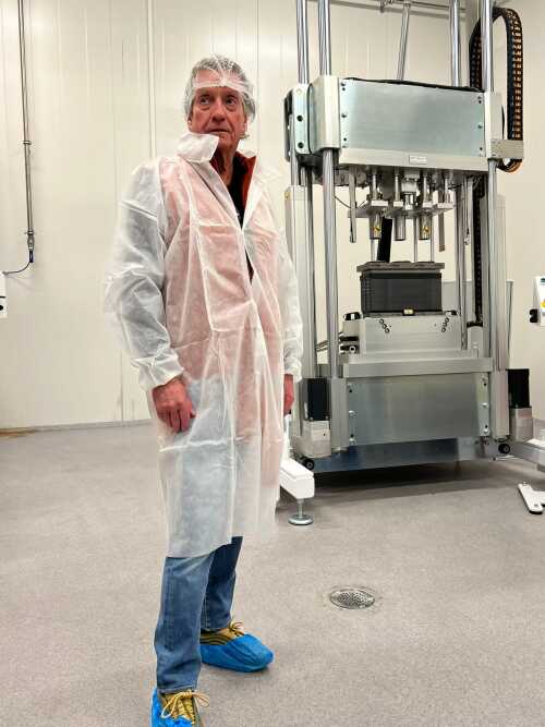 Tore Enger viser frem testsenteret
